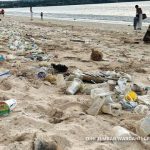 Hamparan sampah plastik penuhi Pantai Kedonganan Bali. Foto: Dini Jembar Wardani
