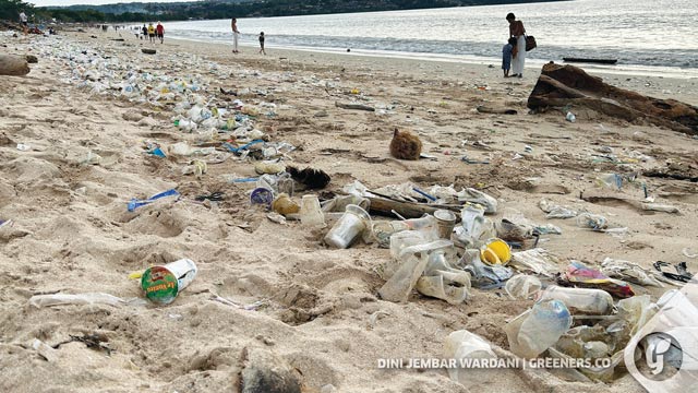 Hamparan sampah plastik penuhi Pantai Kedonganan Bali. Foto: Dini Jembar Wardani