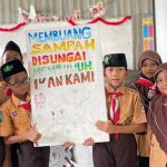 Para siswa Madrasah Ibtida’iyah Negeri (MIN) 2 Sidoarjo meneliti mikroplastik di Sungai Cemandi. Foto: Ecoton