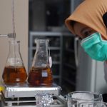 Peneliti Ecoton mengungkapkan temuan mikroplastik dalam teh celup yang terlepas setelah melalui proses pemanasan. Foto: Ecoton