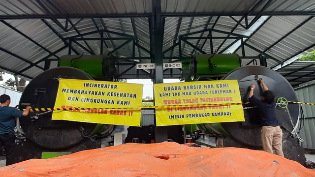 Warga Depok segel tungku bakar sampah milik pemerintah. Foto: Walhi Jakarta