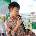 Ratusan pelajar di Gresik berkreasi lewat poster dalam kegiatan kreatif untuk mengenal masalah lingkungan. Foto: Ecoton