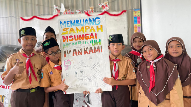 Para siswa Madrasah Ibtida’iyah Negeri (MIN) 2 Sidoarjo meneliti mikroplastik di Sungai Cemandi. Foto: Ecoton