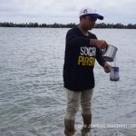 Manajer Divisi Edukasi Ecoton Alaika Rahmatullah mengambil sampel mikroplastik di Pulau Untung Jawa, Kepulauan Seribu. Foto: Dini Jembar Wardani