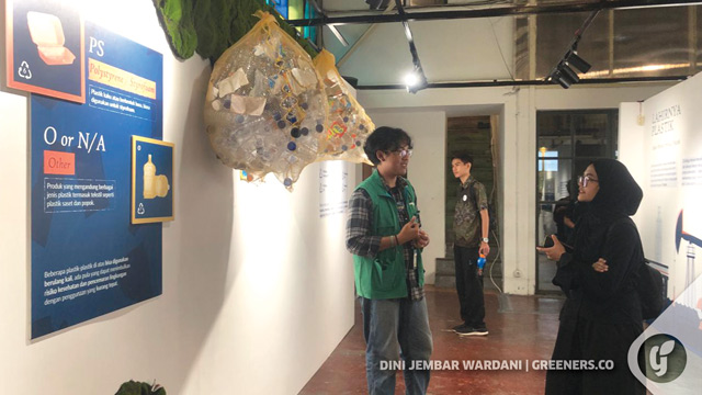 Greenpeace ungkap bahaya mikroplastik lewat instalasi seni. Foto: Dini Jembar Wardani