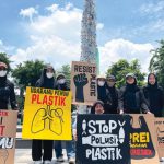 Komunitas di Surabaya ajak masyarakat puasa plastik sekali pakai. Foto: Ecoton
