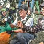 Menteri LH Hanif Faisol Nurofiq dan Panglima TNI Agus Subiyanto tekankan kolaborasi tangani sampah laut dalam aksi bersih Pantai Pangandaran. Foto: KLH