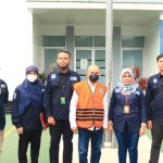 KLH serahkan tersangka kasus TPA sampah ilegal di Limo ke Kejaksaan Depok. Foto: KLH