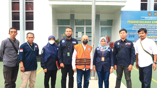 KLH serahkan tersangka kasus TPA sampah ilegal di Limo ke Kejaksaan Depok. Foto: KLH