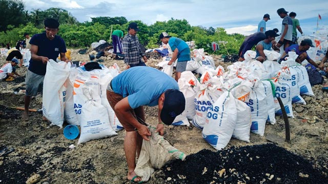 Sebanyak 7.400 metrik ton batu bara tumpah di laut Labuan. Foto: Walhi