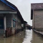 Banjir rob dan kerusakan pesisir Indramayu. Foto: Walhi Jabar