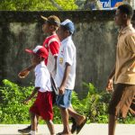 Di Kampung Imsar terdapat 40 orang anak yang berjalan kaki ke sekolah dengan jarak yang berbeda-beda. Jarak Kampung Imsar dengan SD dan SMP YPK Genyem sekitar 4 km, dengan SMA 1 Nimboran 7 km, sedangkan menuju SMK 2 Nimboran sejauh 9 km. Foto: ©OSKAR GIAY/PVI-Suara Grina Imsar/2024