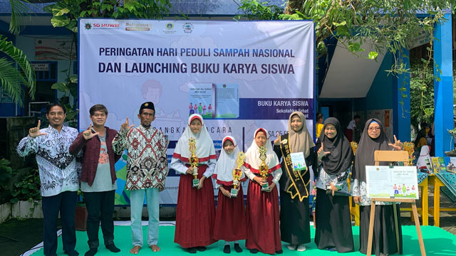 SD Muhammadiyah 1 Wringinanom luncurkan buku Kantin Bebas Plastik. Foto: Ecoton