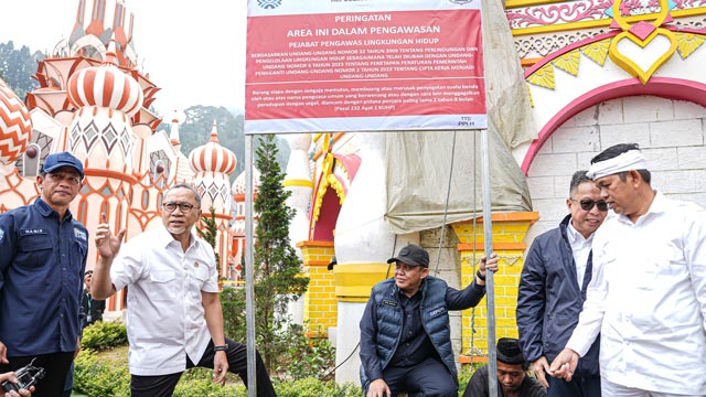 KLH segel perusahaan di kawasan puncak. Foto: KLH