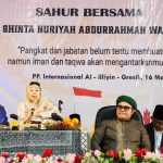 Sinta Nuriyah Wahid sahur keliling bersama masyarakat Gresik dengan mengusung tema zero waste. Foto: Ecoton