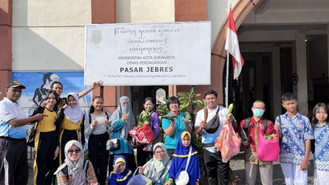 Para pelajar berbelanja minim plastik di Pasar Jebres Surakarta. Foto: Gita Pertiwi
