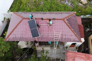 Pemasangan panel surya di Masjid Al-Ummah Al-Islamiyah, Sembalun, Lombok Timur. Foto: MOSAIC