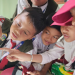Pelajar Pulau Bawean menemukan mikroplastik di perut ikan. Foto: Ecoton