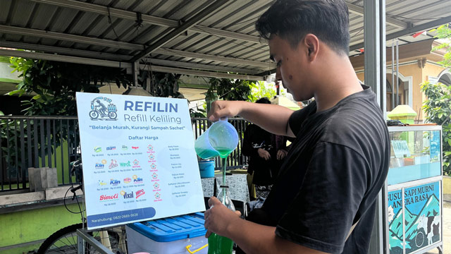 Refilin mengajak warga Wringinanom belanja ramah lingkungan lewat sistem guna ulang dan isi ulang tanpa plastik. Foto: Ecoton