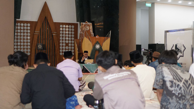 Pendakwah Ummah for Earth dan Peneliti Pusat Studi Energi Universitas Gadjah Mada (UGM), Ahmad Rahma Wardhana sedang berdakwah di Masjid Mardliyyah Islamic Center UGM. Foto: Istimewa