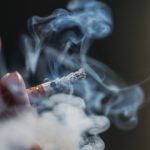 Bahaya asap rokok masih mengintai di Hari Kesehatan Dunia. Foto: Freepik