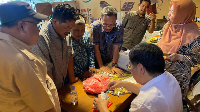 BRIN melatih petani merawat kesuburan tanah dan pengendalian hama. Foto: BRIN