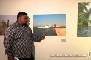 Muhammad Fauzan (31) menghadirkan potret krisis iklim yang melanda di tepian pesisir Jakarta lewat lensanya. Foto: Dini Jembar Wardani