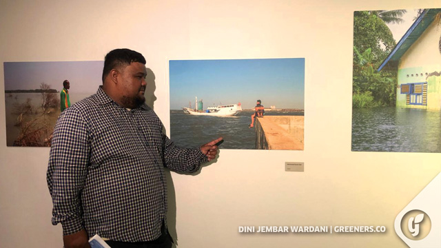 Muhammad Fauzan (31) menghadirkan potret krisis iklim yang melanda di tepian pesisir Jakarta lewat lensanya. Foto: Dini Jembar Wardani