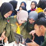 Mahasiswa Universitas Jember belajar analisis mikroplastik. Foto: Ecoton