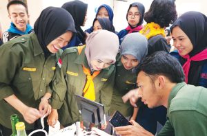 Mahasiswa Universitas Jember belajar analisis mikroplastik. Foto: Ecoton