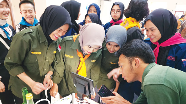 Mahasiswa Universitas Jember belajar analisis mikroplastik. Foto: Ecoton