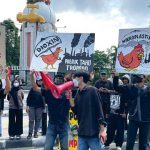 Sejumlah organisasi lingkungan menggelar aksi penolakan pembakaran sampah plastik. Foto: Ecoton