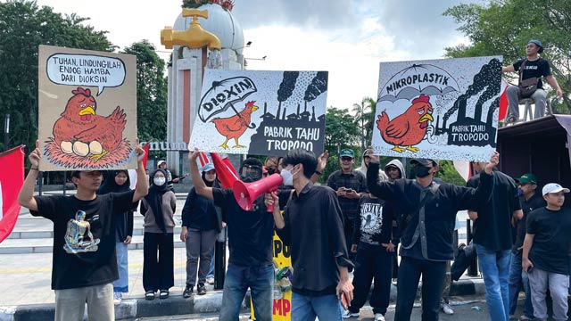 Sejumlah organisasi lingkungan menggelar aksi penolakan pembakaran sampah plastik. Foto: Ecoton