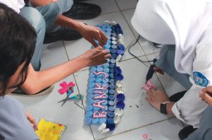 Mahasiswa President University mengedukasi warga dan pelajar tentang daur ulang sampah. Foto: President University