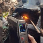 Bupati Sidoarjo melarang pembakaran sampah plastik di pabrik tahu Tropodo. Foto: Ecoton