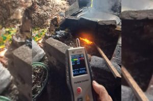 Bupati Sidoarjo melarang pembakaran sampah plastik di pabrik tahu Tropodo. Foto: Ecoton