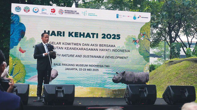 Menteri Lingkungan Hidup Hanif Faisol tegaskan aksi nyata penting untuk selamatkan badak pahu dan pesut mahakam yang terancam punah. Foto: Dini Jembar Wardani