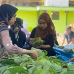 SDIT Al Huda Pulau Bawean membagikan daging kurban pakai daun jati. Foto: Ecoton