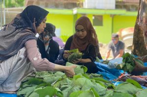 SDIT Al Huda Pulau Bawean membagikan daging kurban pakai daun jati. Foto: Ecoton