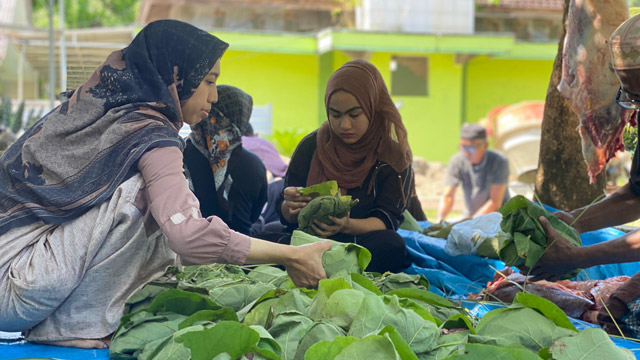 SDIT Al Huda Pulau Bawean membagikan daging kurban pakai daun jati. Foto: Ecoton