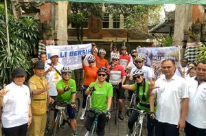 Tiga srikandi Bali mengayuh ribuan kilometer mengkampanyekan lingkungan. Foto: KLH