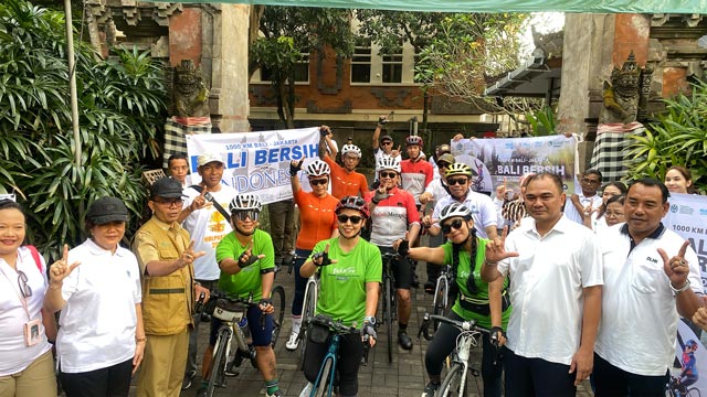 Tiga srikandi Bali mengayuh ribuan kilometer mengkampanyekan lingkungan. Foto: KLH