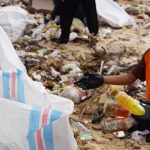 KKP membersihkan Pantai Doom bersama anak muda di Papua. Foto: KKP