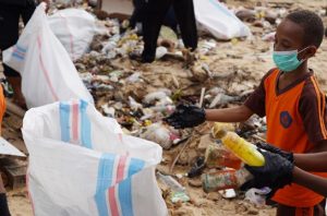 KKP membersihkan Pantai Doom bersama anak muda di Papua. Foto: KKP