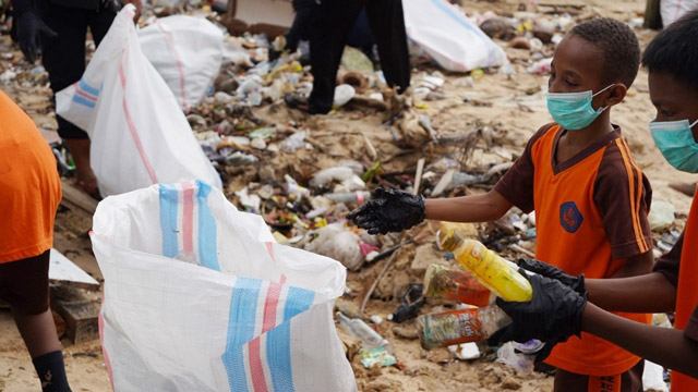 KKP membersihkan Pantai Doom bersama anak muda di Papua. Foto: KKP