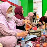 Alfamidi melatih warga mengolah minyak jelantah jadi sabun. Foto: Alfamidi