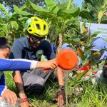 Pemuda India bersama pelajar di Gresik melakukan aksi pulihkan tanah. Foto: Ecoton