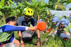 Pemuda India bersama pelajar di Gresik melakukan aksi pulihkan tanah. Foto: Ecoton