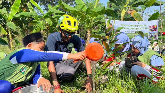Pemuda India bersama pelajar di Gresik melakukan aksi pulihkan tanah. Foto: Ecoton