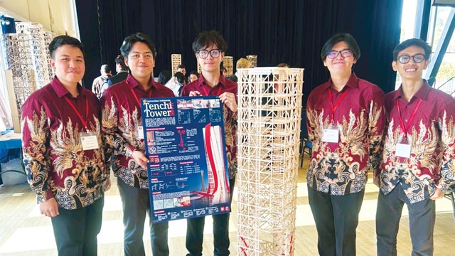 Mahasiswa UI membuat gedung tahan gempa. Foto: Berita UI